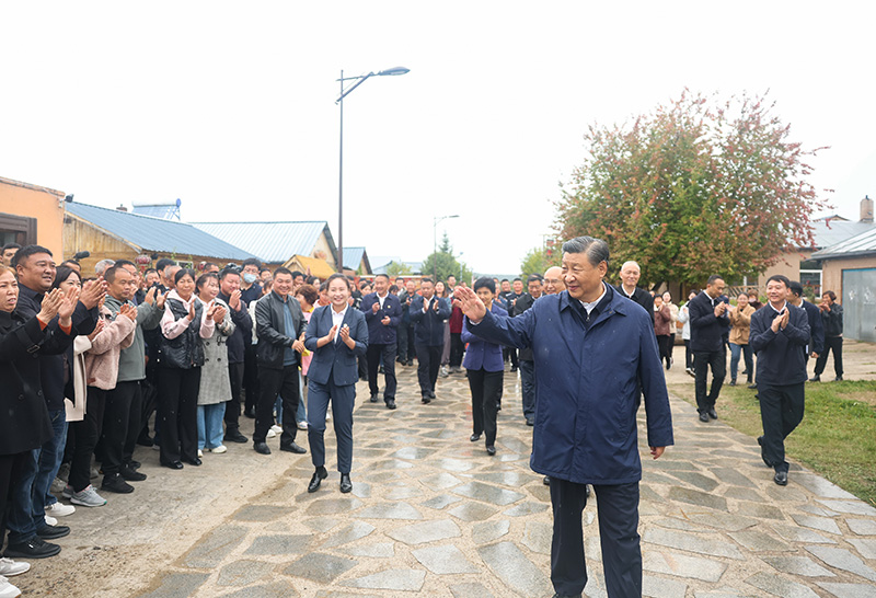 9月6日至8日，中共中央總書記、國家主席、中央軍委主席習(xí)近平在黑龍江考察。這是6日下午，習(xí)近平在大興安嶺地區(qū)漠河市北極村考察時(shí)，向當(dāng)?shù)厝罕姄]手致意。