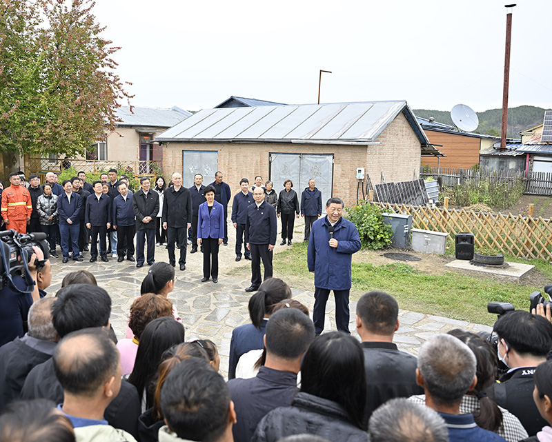 9月6日至8日，中共中央總書記、國家主席、中央軍委主席習(xí)近平在黑龍江考察。這是6日下午，習(xí)近平在大興安嶺地區(qū)漠河市北極村考察時(shí)，同當(dāng)?shù)厝罕娪H切交流。