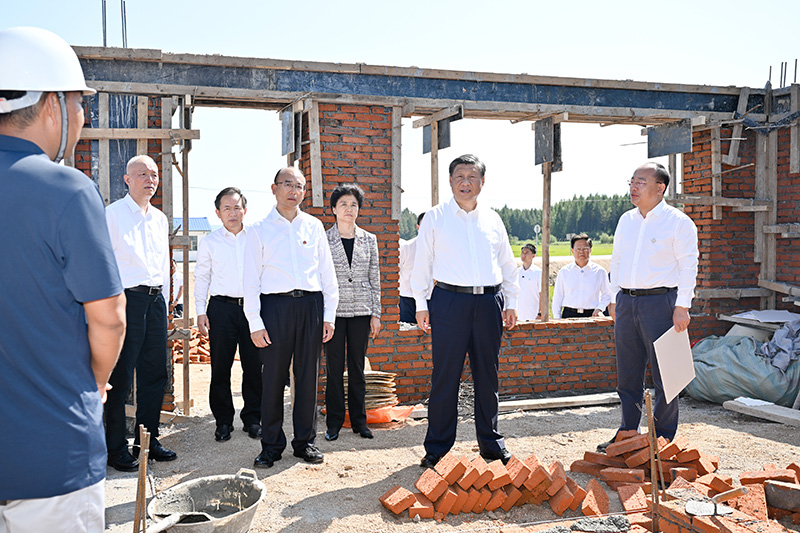 9月6日至8日，中共中央總書記、國家主席、中央軍委主席習(xí)近平在黑龍江考察。這是7日上午，習(xí)近平在遭受洪澇災(zāi)害的哈爾濱尚志市老街基鄉(xiāng)龍王廟村，察看水毀房屋重建情況。