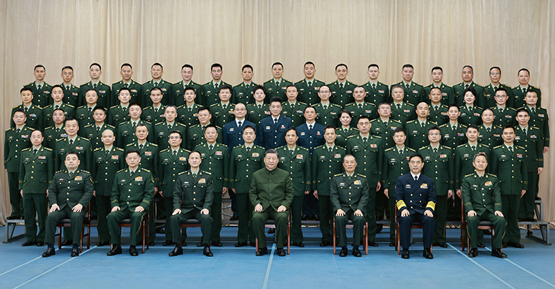 11月29日，中共中央總書記、國家主席、中央軍委主席習(xí)近平到武警海警總隊(duì)東海海區(qū)指揮部視察。這是習(xí)近平親切接見東海海區(qū)指揮部有關(guān)同志，同大家合影留念。